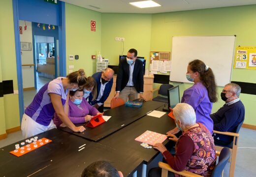 Política Social pon en valor o compromiso dos profesionais dedicados ao coidado das persoas que padecen alzhéimer nunha visita ao Centro de Día de Ferrol